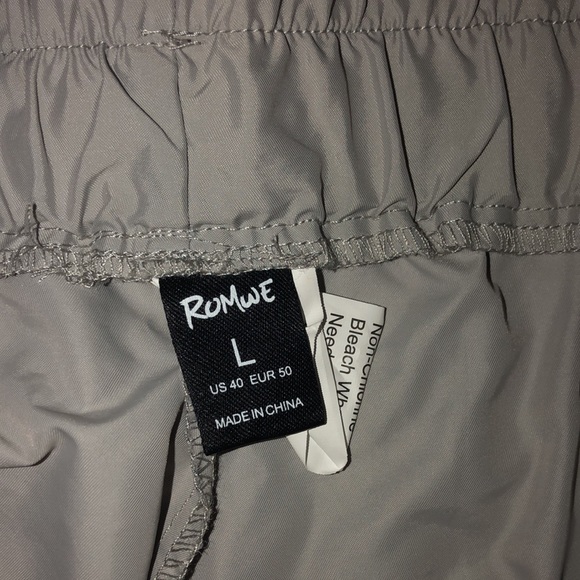 Grey polyester shorts - Picture 3 of 4